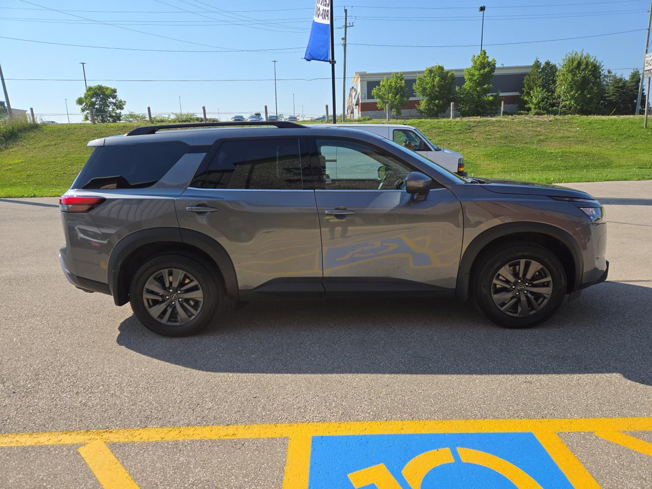 2024 Nissan Pathfinder SV Photo2