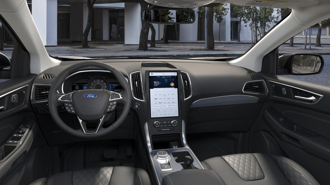 2023 Ford Edge Titanium AWD Photo5