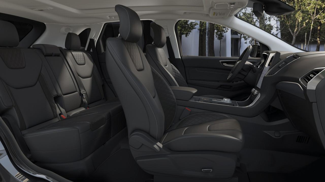 2023 Ford Edge Titanium AWD Photo5