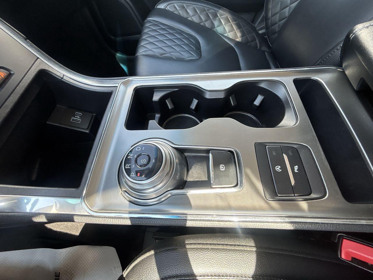 2023 Ford Edge Titanium AWD Photo5