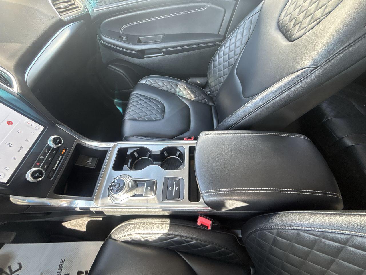 2023 Ford Edge Titanium AWD Photo5