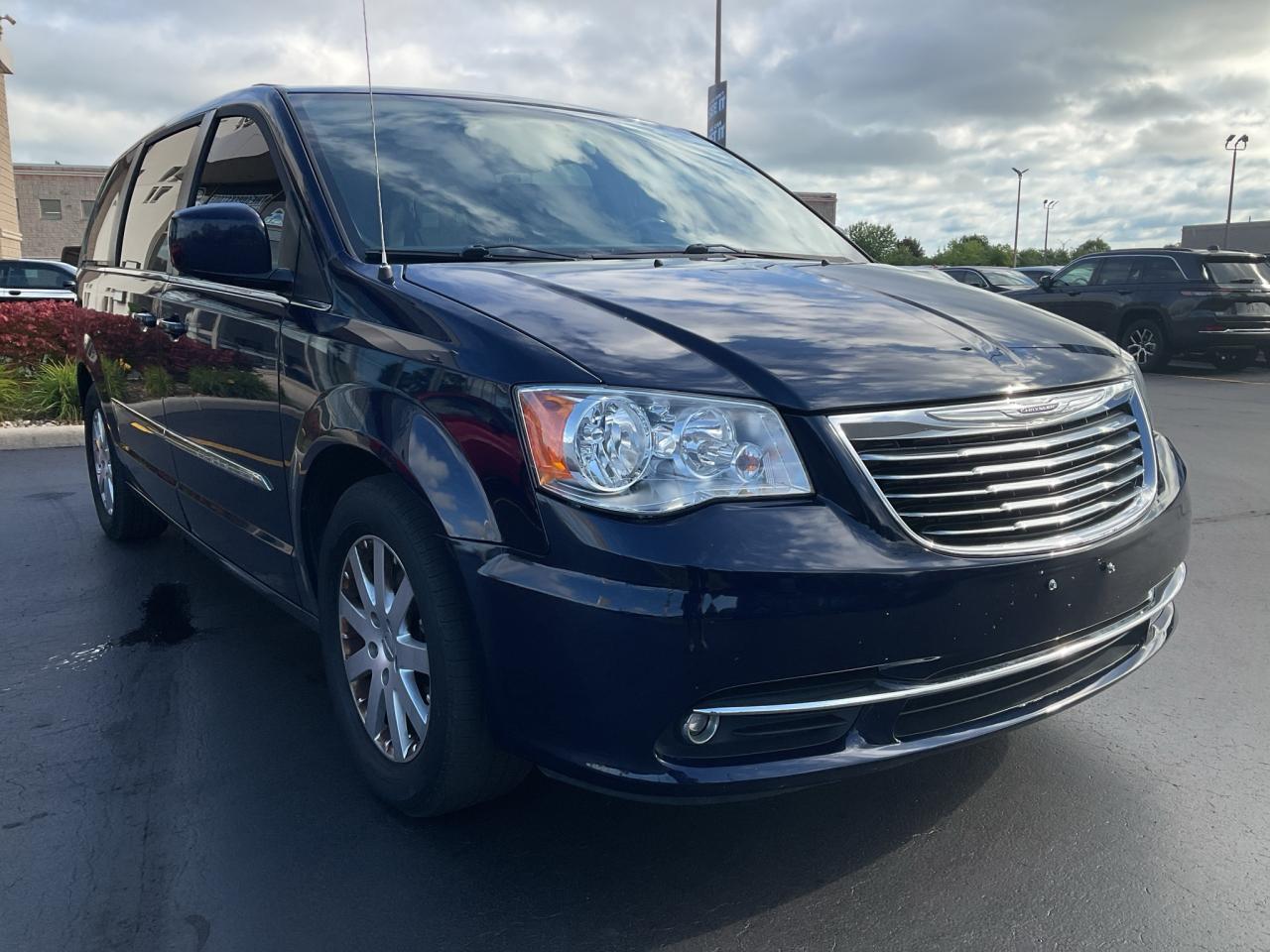 2016 Chrysler Town & Country AS is Photo2