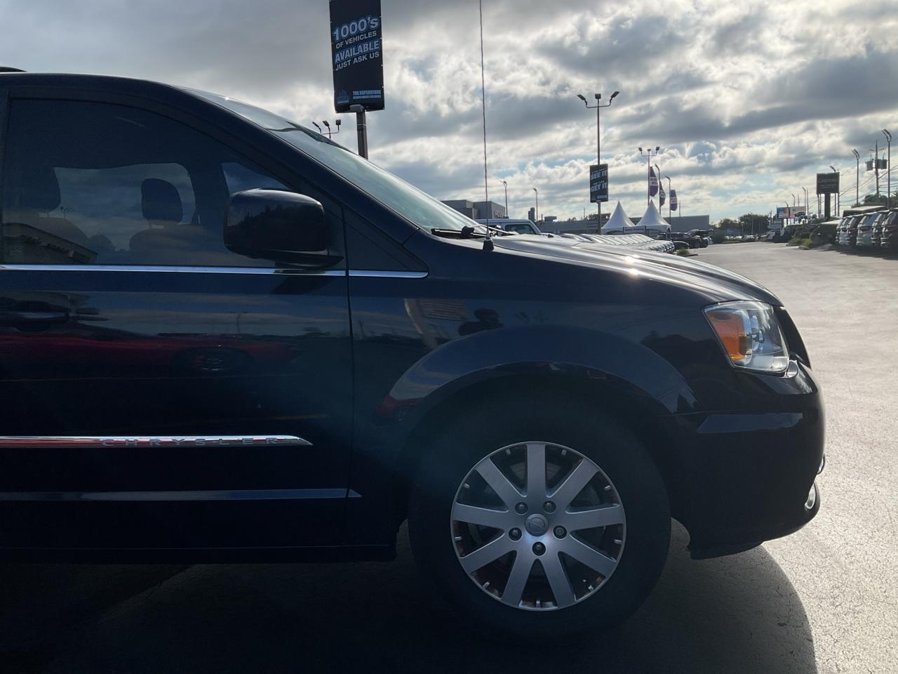 2016 Chrysler Town & Country AS is Photo3