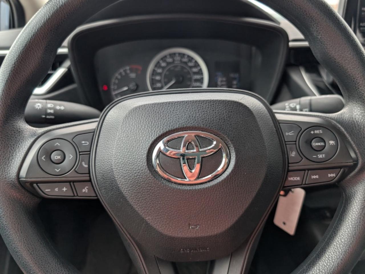 2022 Toyota Corolla LE  **VERY LOW MILEAGE** Photo