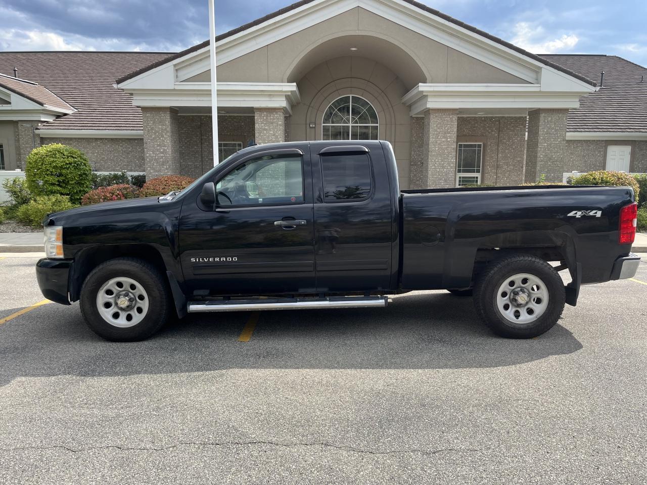 2009 Chevrolet Silverado 1500 Work Truck Ext. Cab Std. Box 4WD - Photo #2