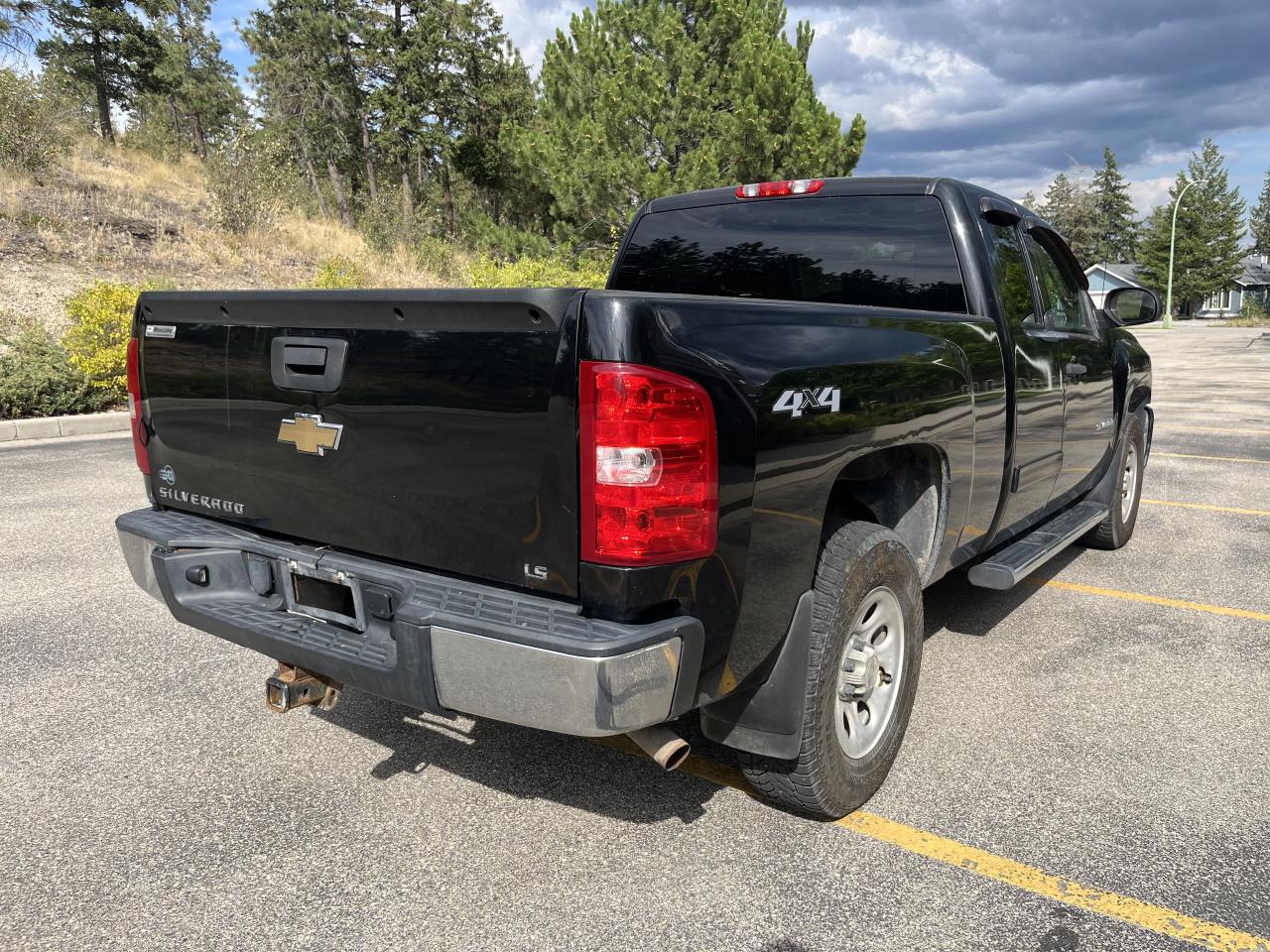2009 Chevrolet Silverado 1500 Work Truck Ext. Cab Std. Box 4WD - Photo #4