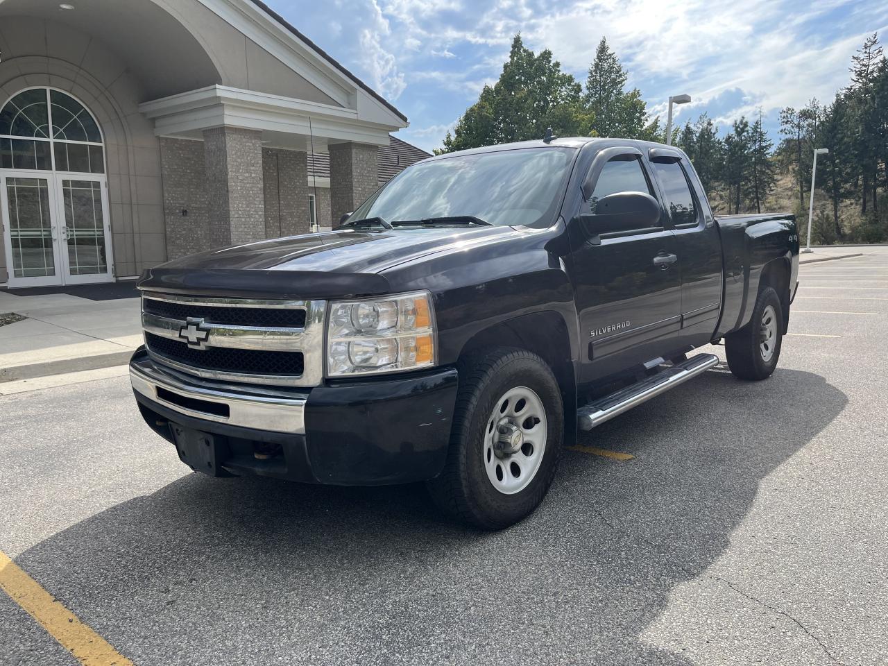 Used 2009 Chevrolet Silverado 1500 Work Truck Ext. Cab Std. Box 4WD for sale in West Kelowna, BC