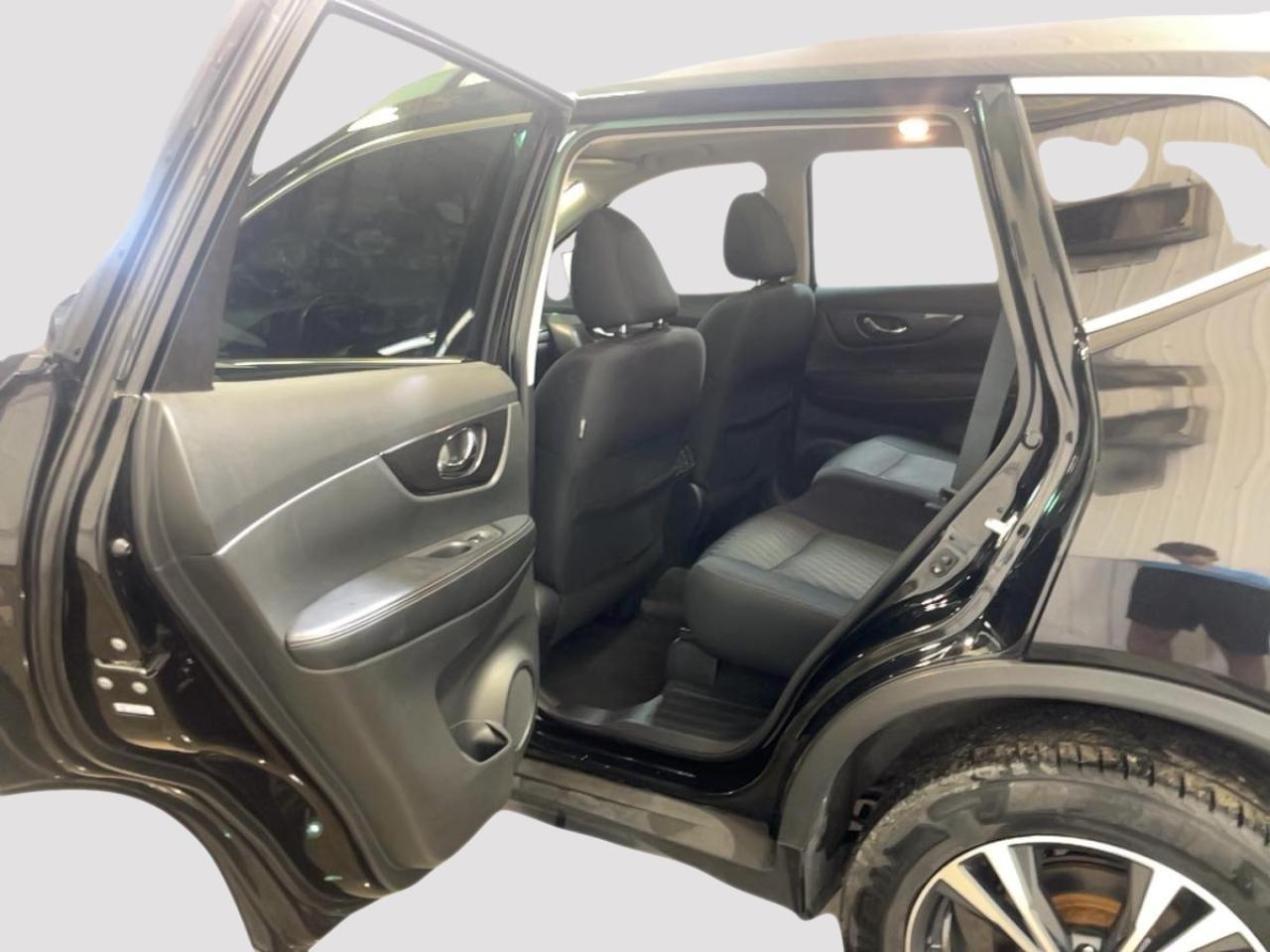 2020 Nissan Rogue SV Photo4