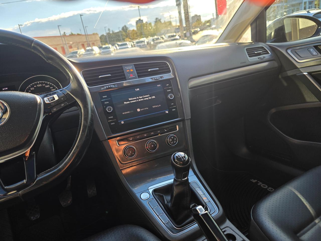 2018 Volkswagen Golf 1.8 TSI Comfortline Manual | Leather | Sunroof | BSM | Bi-Xenon Headlights | Heated Seats | Backup Camera Photo