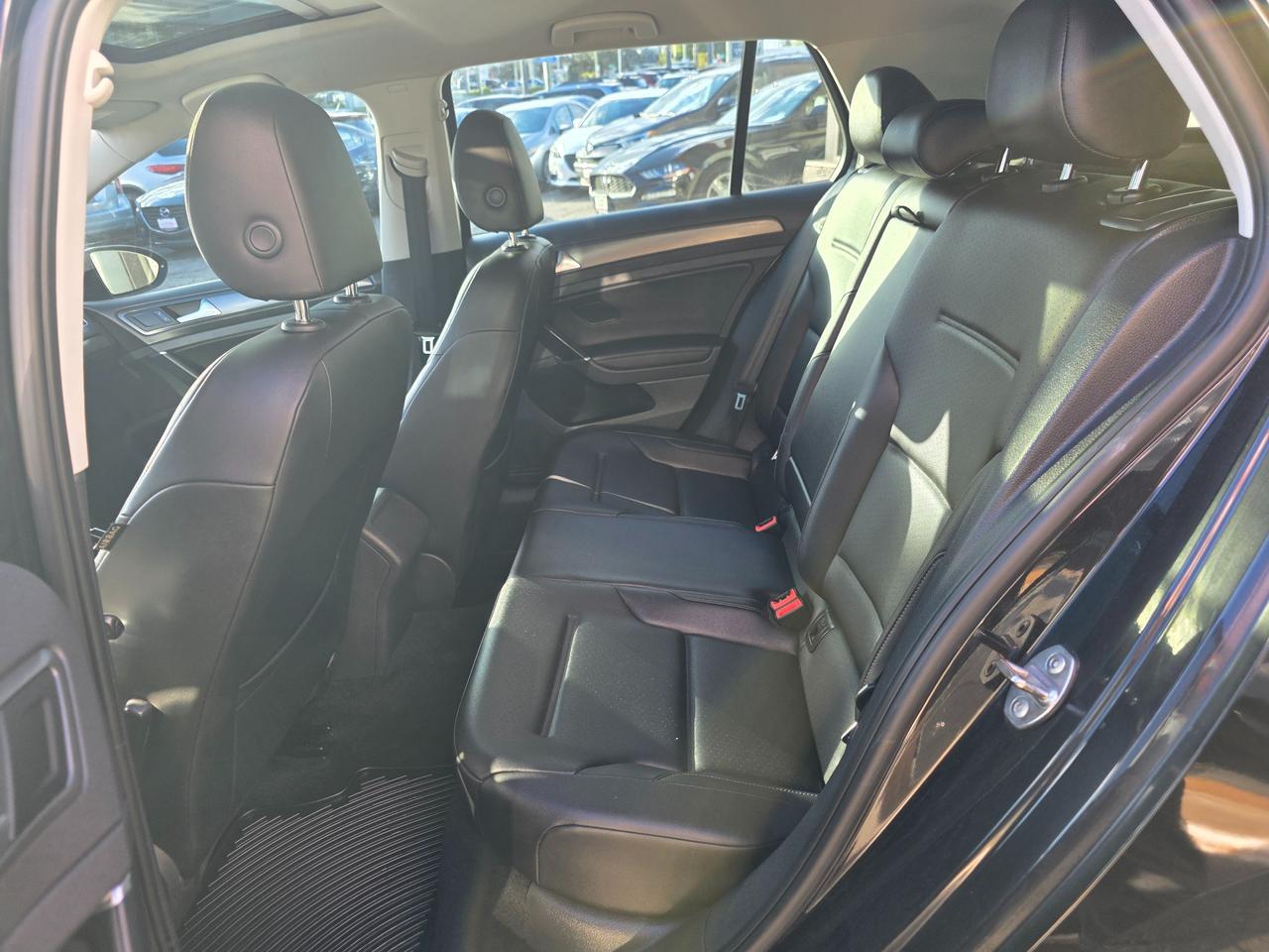 2018 Volkswagen Golf 1.8 TSI Comfortline Manual | Leather | Sunroof | BSM | Bi-Xenon Headlights | Heated Seats | Backup Camera Photo