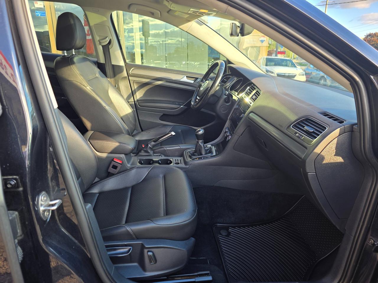 2018 Volkswagen Golf 1.8 TSI Comfortline Manual | Leather | Sunroof | BSM | Bi-Xenon Headlights | Heated Seats | Backup Camera Photo