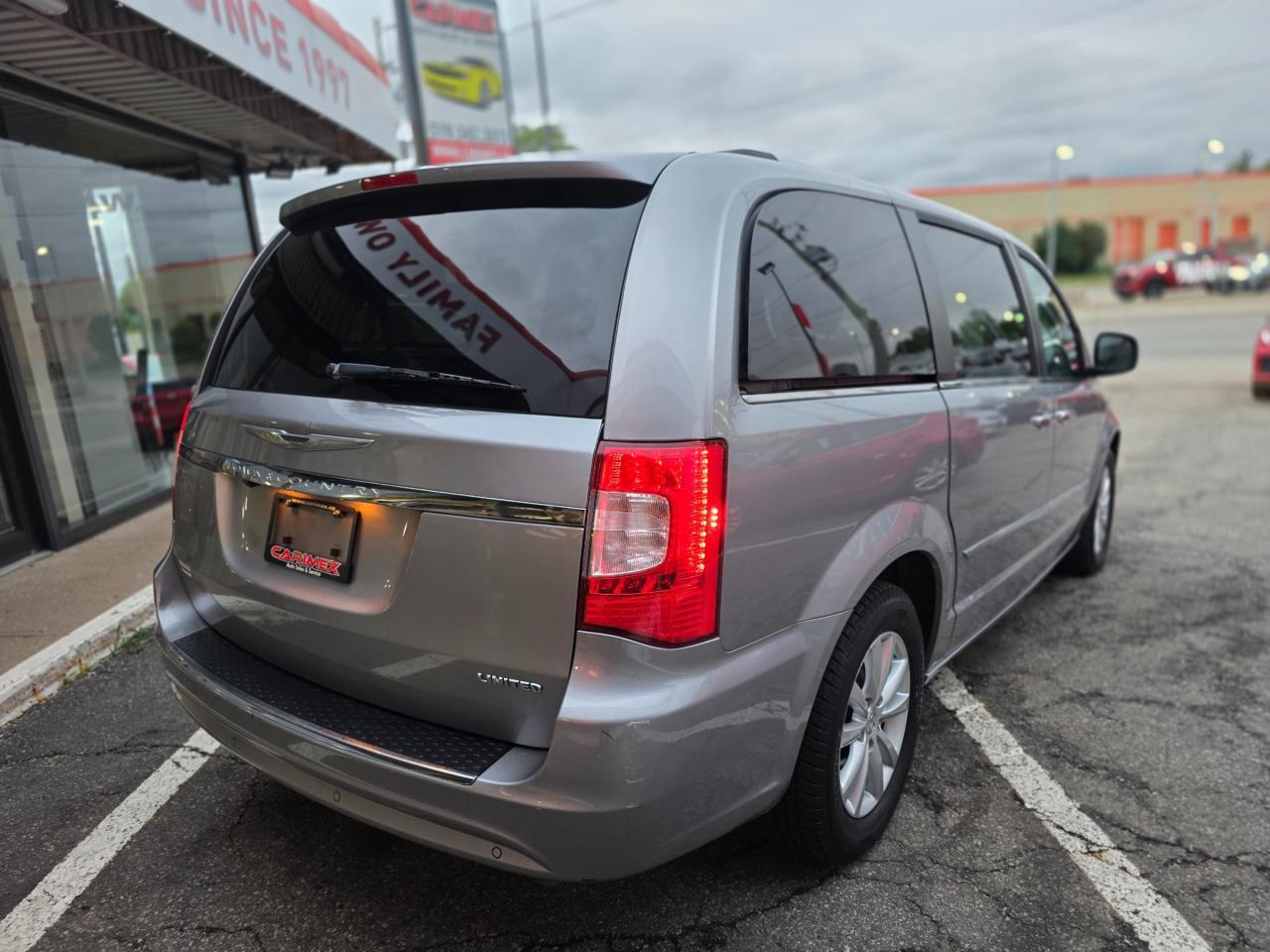2016 Chrysler Town & Country Limited One Owner | Leather | Navigation Photo4