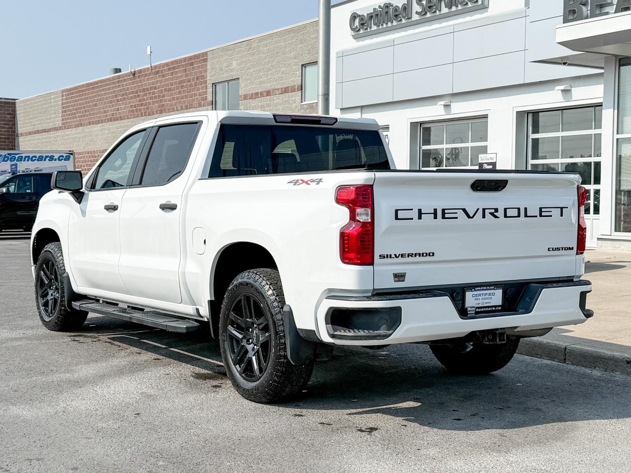 2023 Chevrolet Silverado 1500 Custom CLEAN CARFAX, 2.7L 4CYL TURBOMAX, CREW CAB SHORT BOX CUSTOM 4X4, TRAILERING PACKAGE, BLACK OUT PACKAGE, 6" BLACK SIDE STEPS, 20" GLOSS BLACK ALLOY WHEELS, REAR VISION CAMERA Photo2