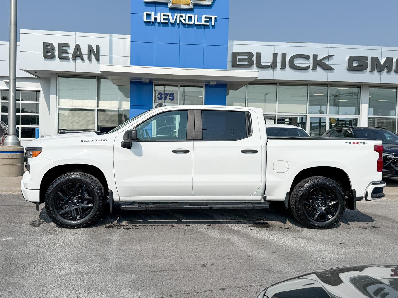 2023 Chevrolet Silverado 1500 Custom CLEAN CARFAX, 2.7L 4CYL TURBOMAX, CREW CAB SHORT BOX CUSTOM 4X4, TRAILERING PACKAGE, BLACK OUT PACKAGE, 6" BLACK SIDE STEPS, 20" GLOSS BLACK ALLOY WHEELS, REAR VISION CAMERA Photo