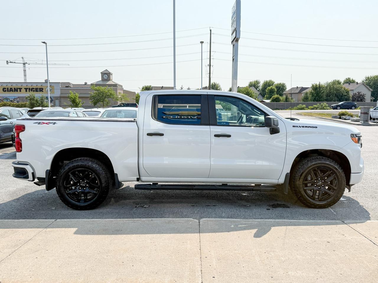 2023 Chevrolet Silverado 1500 Custom CLEAN CARFAX, 2.7L 4CYL TURBOMAX, CREW CAB SHORT BOX CUSTOM 4X4, TRAILERING PACKAGE, BLACK OUT PACKAGE, 6" BLACK SIDE STEPS, 20" GLOSS BLACK ALLOY WHEELS, REAR VISION CAMERA Photo