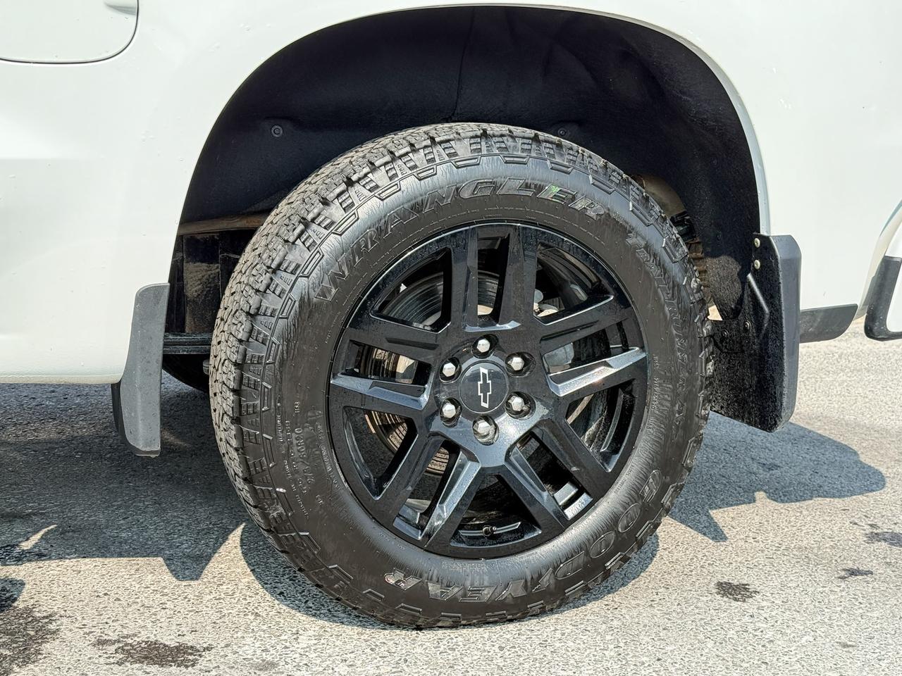 2023 Chevrolet Silverado 1500 Custom CLEAN CARFAX, 2.7L 4CYL TURBOMAX, CREW CAB SHORT BOX CUSTOM 4X4, TRAILERING PACKAGE, BLACK OUT PACKAGE, 6" BLACK SIDE STEPS, 20" GLOSS BLACK ALLOY WHEELS, REAR VISION CAMERA Photo