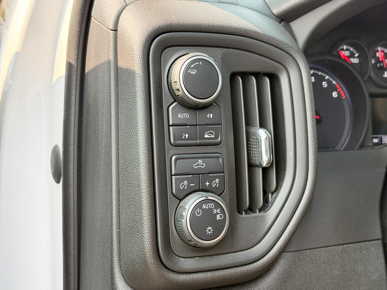 2023 Chevrolet Silverado 1500 Custom CLEAN CARFAX, 2.7L 4CYL TURBOMAX, CREW CAB SHORT BOX CUSTOM 4X4, TRAILERING PACKAGE, BLACK OUT PACKAGE, 6" BLACK SIDE STEPS, 20" GLOSS BLACK ALLOY WHEELS, REAR VISION CAMERA Photo