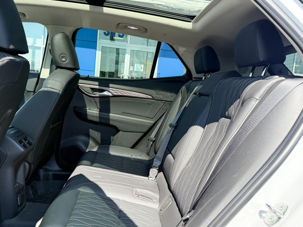 2021 Buick Envision Avenir 2.0L 4CYLTURBO, AVENIR AWD, HEATED & VENTILATED FRONT LEATHER SEATS, POWER MOONROOF, HEAD UP DISPLAY, TECHNOLOGY II PACKAGE, SAFETY PACKAGE, NAVIGATION, 20" ALLOY WHEELS Photo