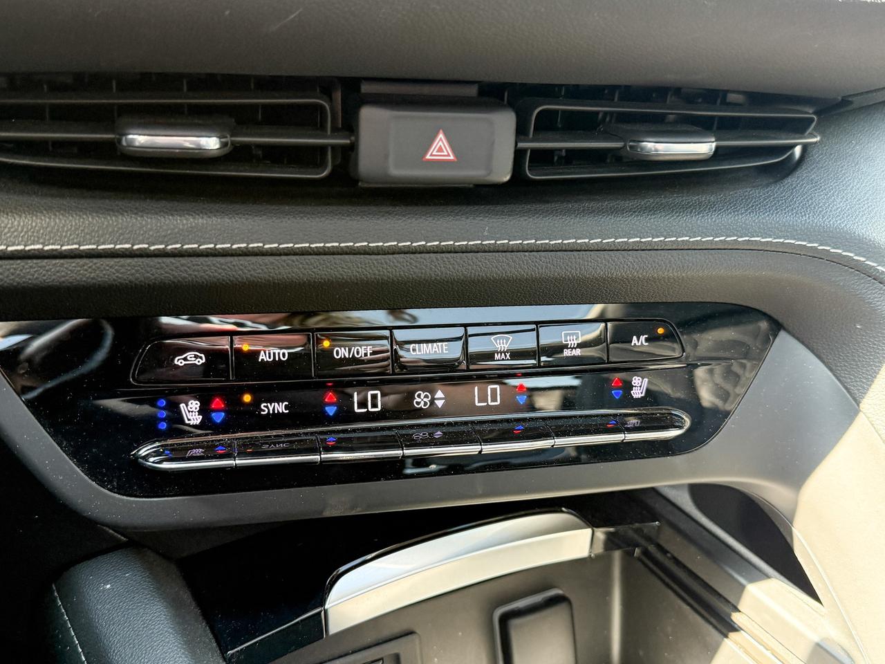 2021 Buick Envision Avenir 2.0L 4CYLTURBO, AVENIR AWD, HEATED & VENTILATED FRONT LEATHER SEATS, POWER MOONROOF, HEAD UP DISPLAY, TECHNOLOGY II PACKAGE, SAFETY PACKAGE, NAVIGATION, 20" ALLOY WHEELS Photo