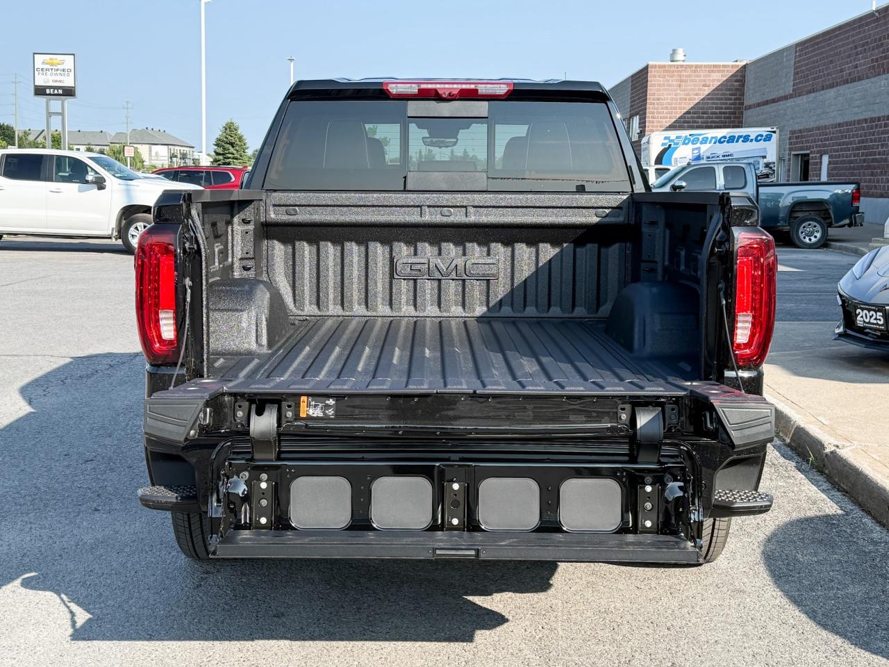 2026 GMC Sierra 1500 Denali Ultimate 3.0L DURAMAX WITH REMOTE START/ENTRY, HEATED SEATS, HEATED STEERING WHEEL, VENTILATED/MASSAGE SEATS, SUNROOF, HD SURROUND VISION Photo4