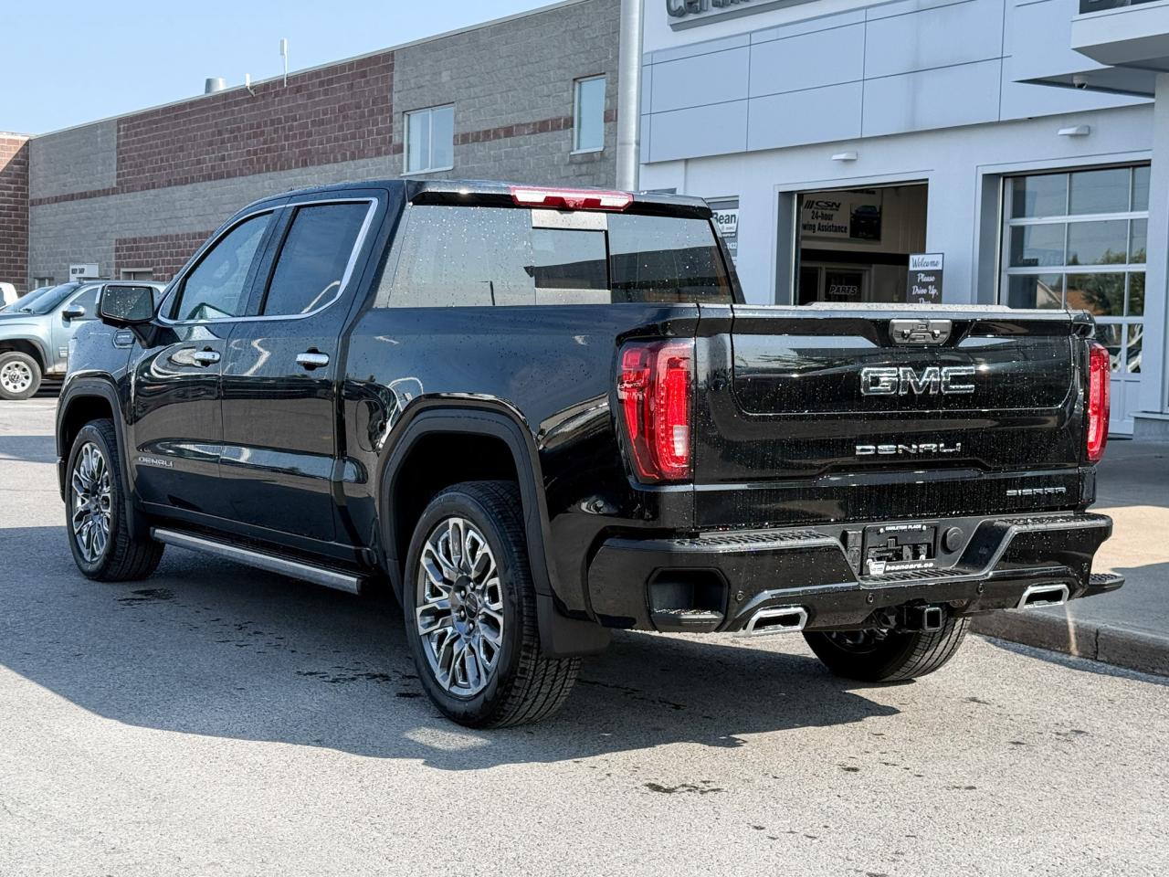 2026 GMC Sierra 1500 Denali Ultimate 6.2L V8 WITH REMOTE START/ENTRY, HEATED SEATS, HEATED STEERING WHEEL, VENTILATED/MASSAGE SEATS, SUNROOF, HD SURROUND VISION Photo2
