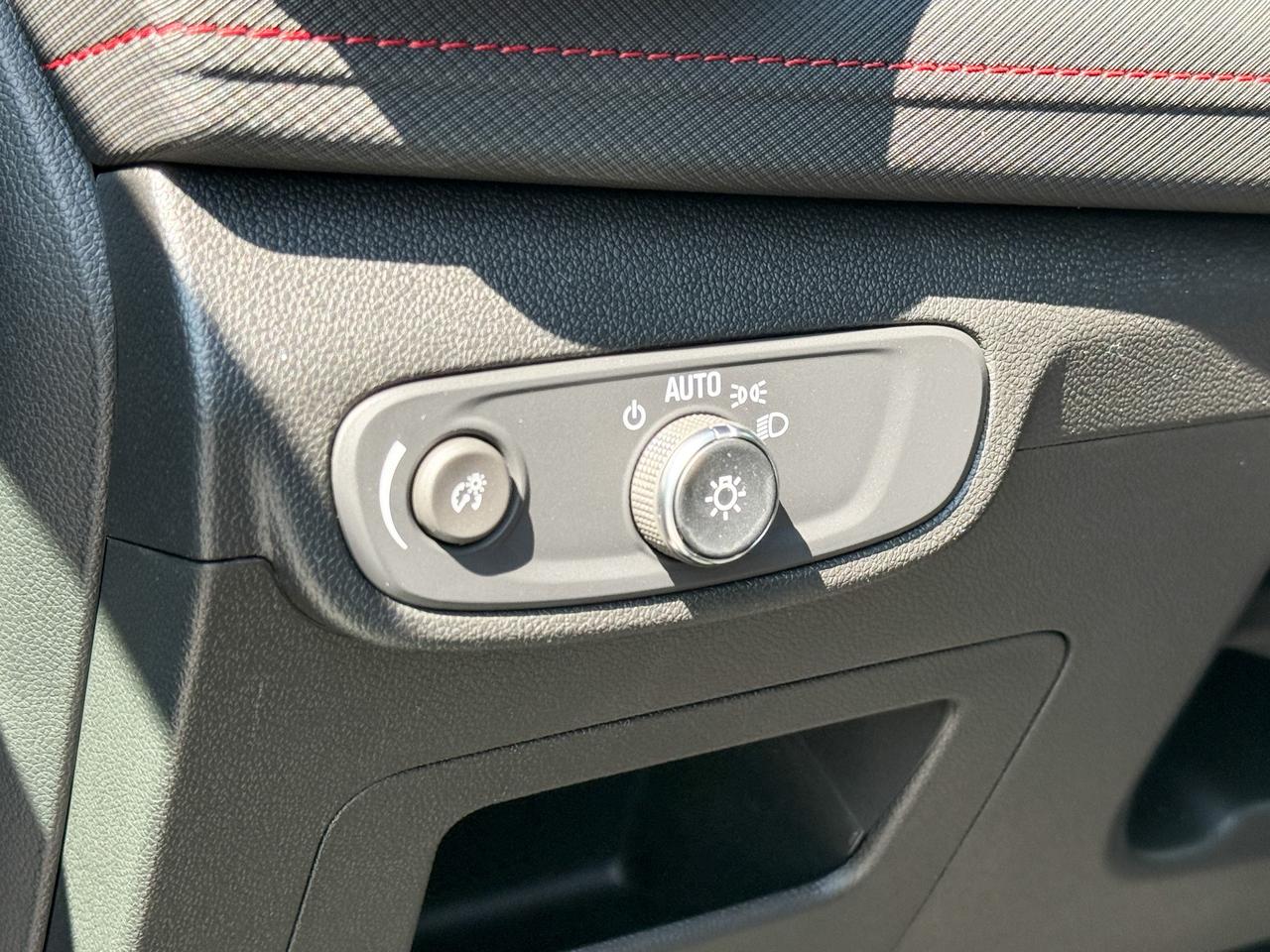 2026 Chevrolet TrailBlazer RS 1.3L 3 CYL WITH REMOTE START/ENTRY, HEATED SEATS, HEATED STEERING WHEEL, HD REAR VISION CAMERA, POWER LIFTGATE, APPLE CARPLAY AND ANDROID AUTO Photo