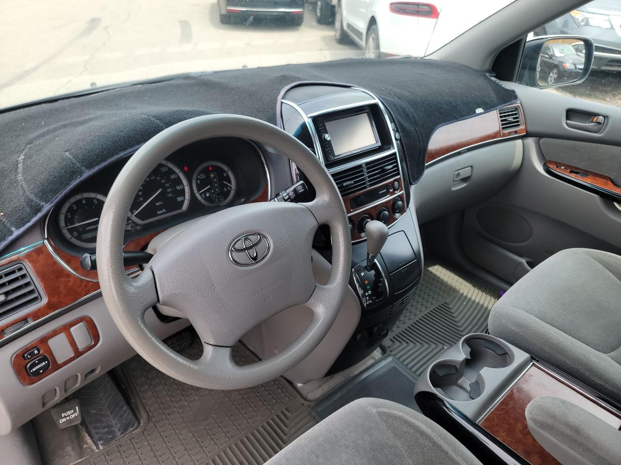 2004 Toyota Sienna CE - Photo #6