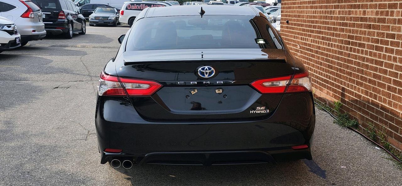 2018 Toyota Camry Hybrid SE Auto Photo3