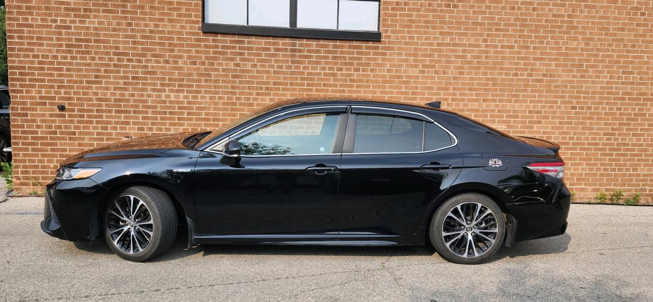 2018 Toyota Camry Hybrid SE Auto Photo