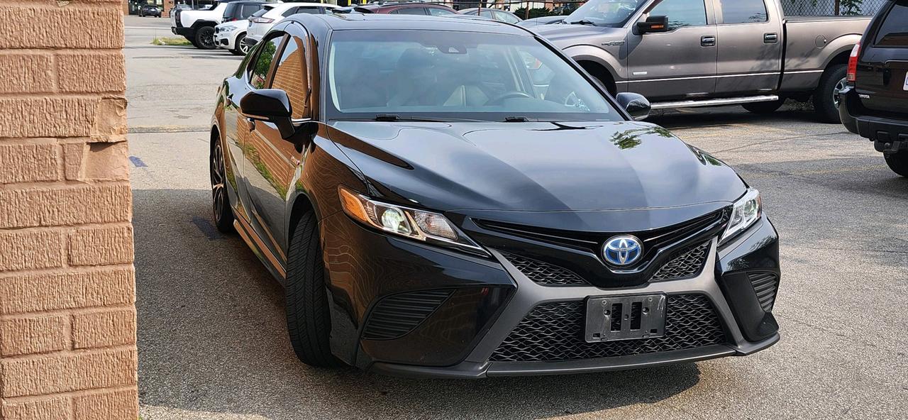 2018 Toyota Camry Hybrid SE Auto Photo