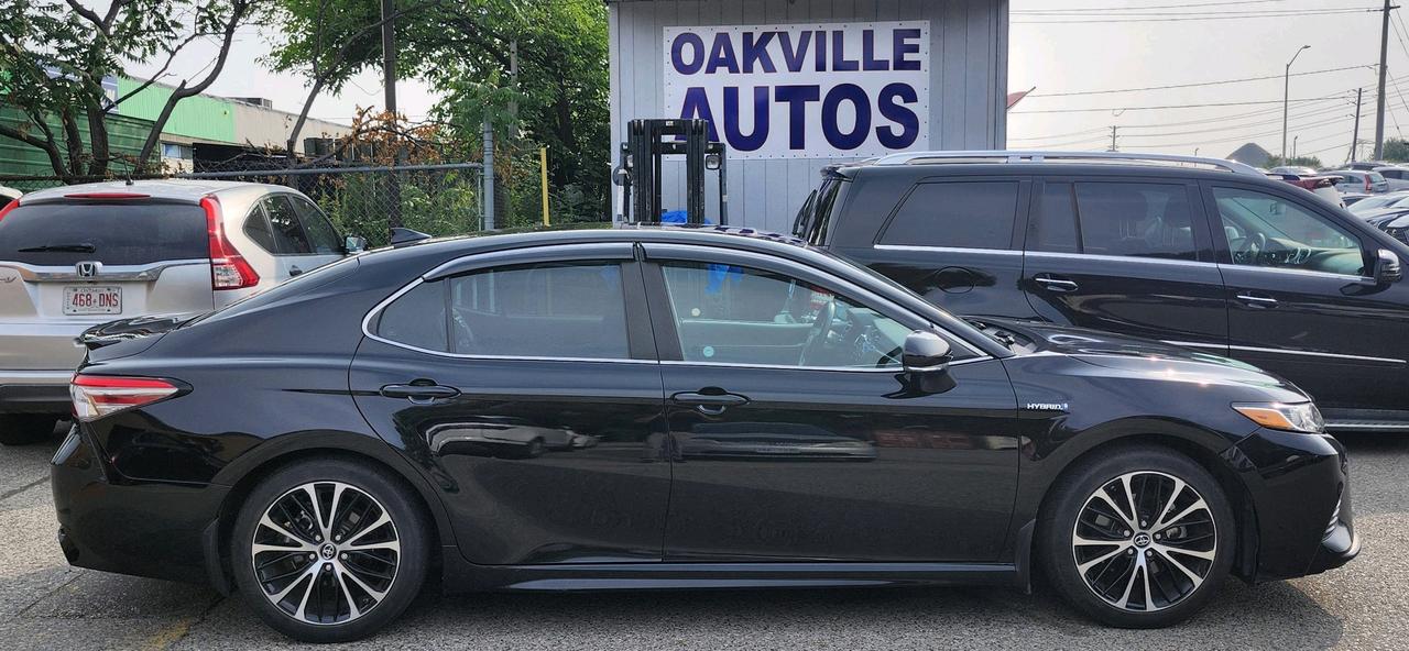 2018 Toyota Camry Hybrid SE Auto Photo