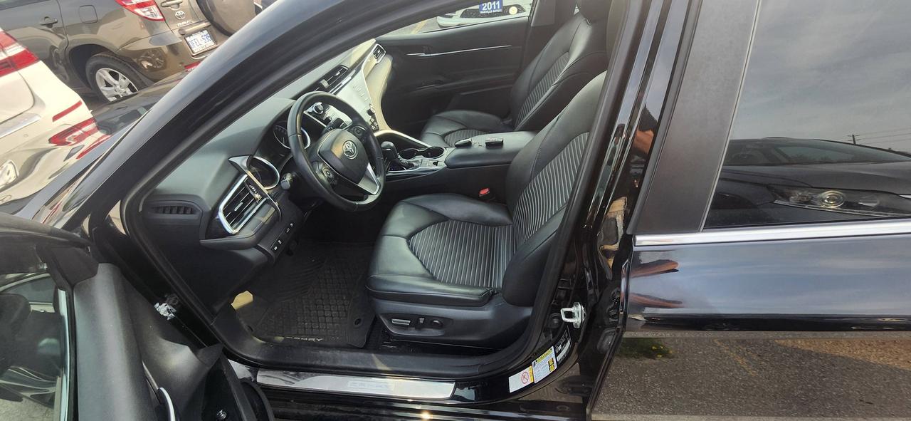 2018 Toyota Camry Hybrid SE Auto Photo