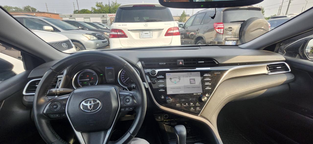 2018 Toyota Camry Hybrid SE Auto Photo