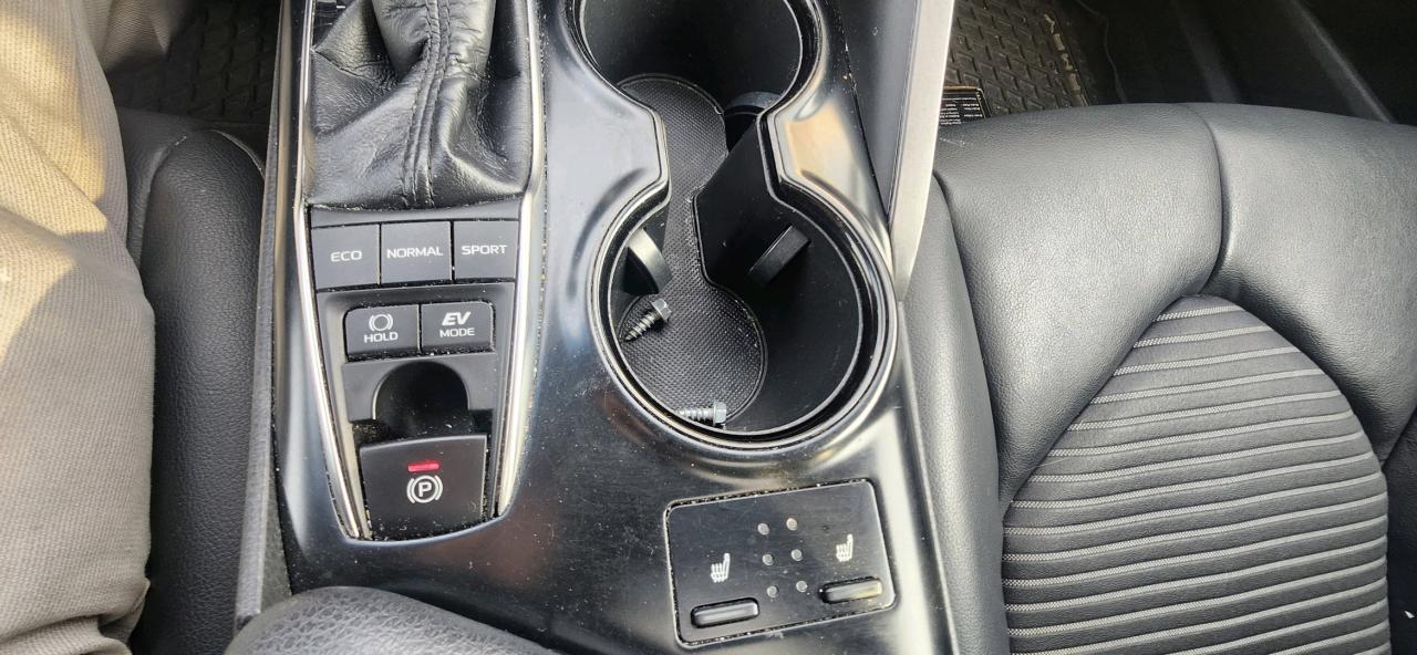 2018 Toyota Camry Hybrid SE Auto Photo