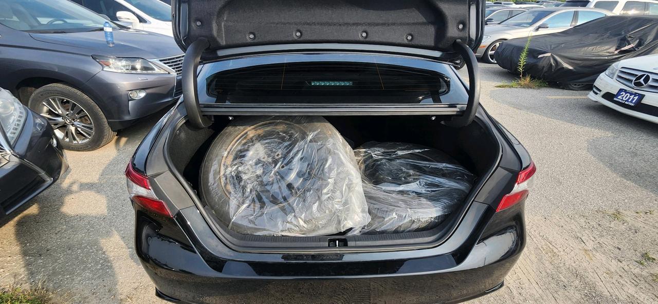 2018 Toyota Camry Hybrid SE Auto Photo