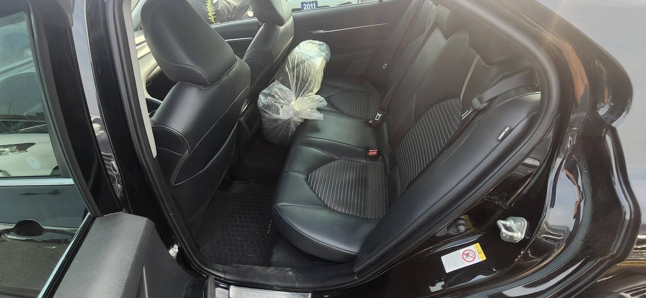 2018 Toyota Camry Hybrid SE Auto Photo