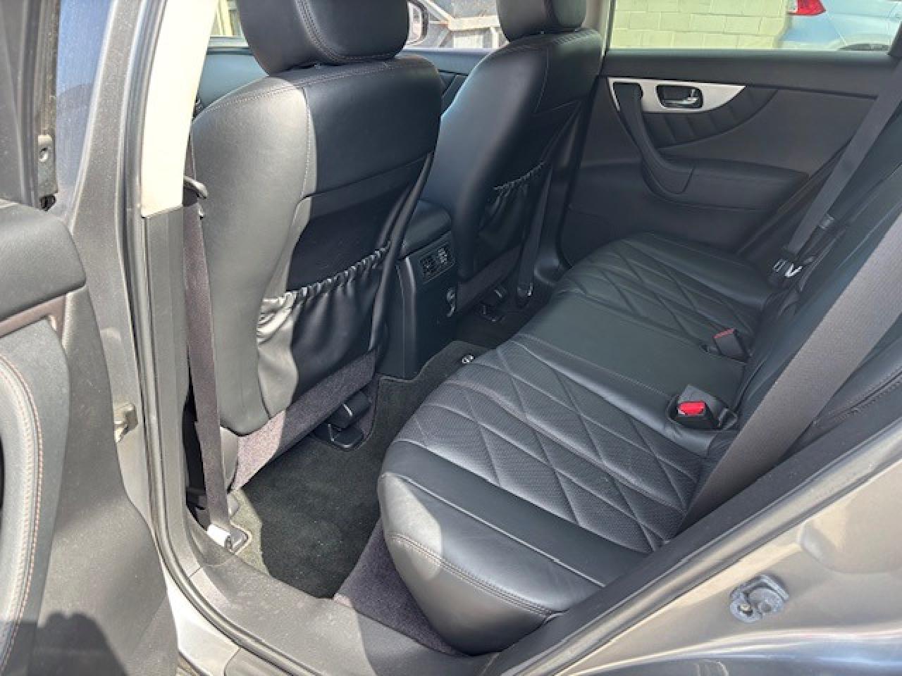 2014 Infiniti QX70 Premium - Photo #14