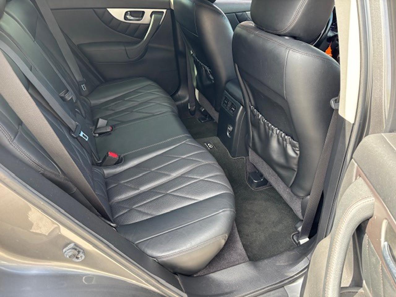 2014 Infiniti QX70 Premium - Photo #10