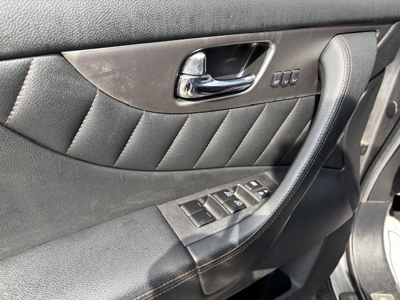2014 Infiniti QX70 Premium - Photo #12