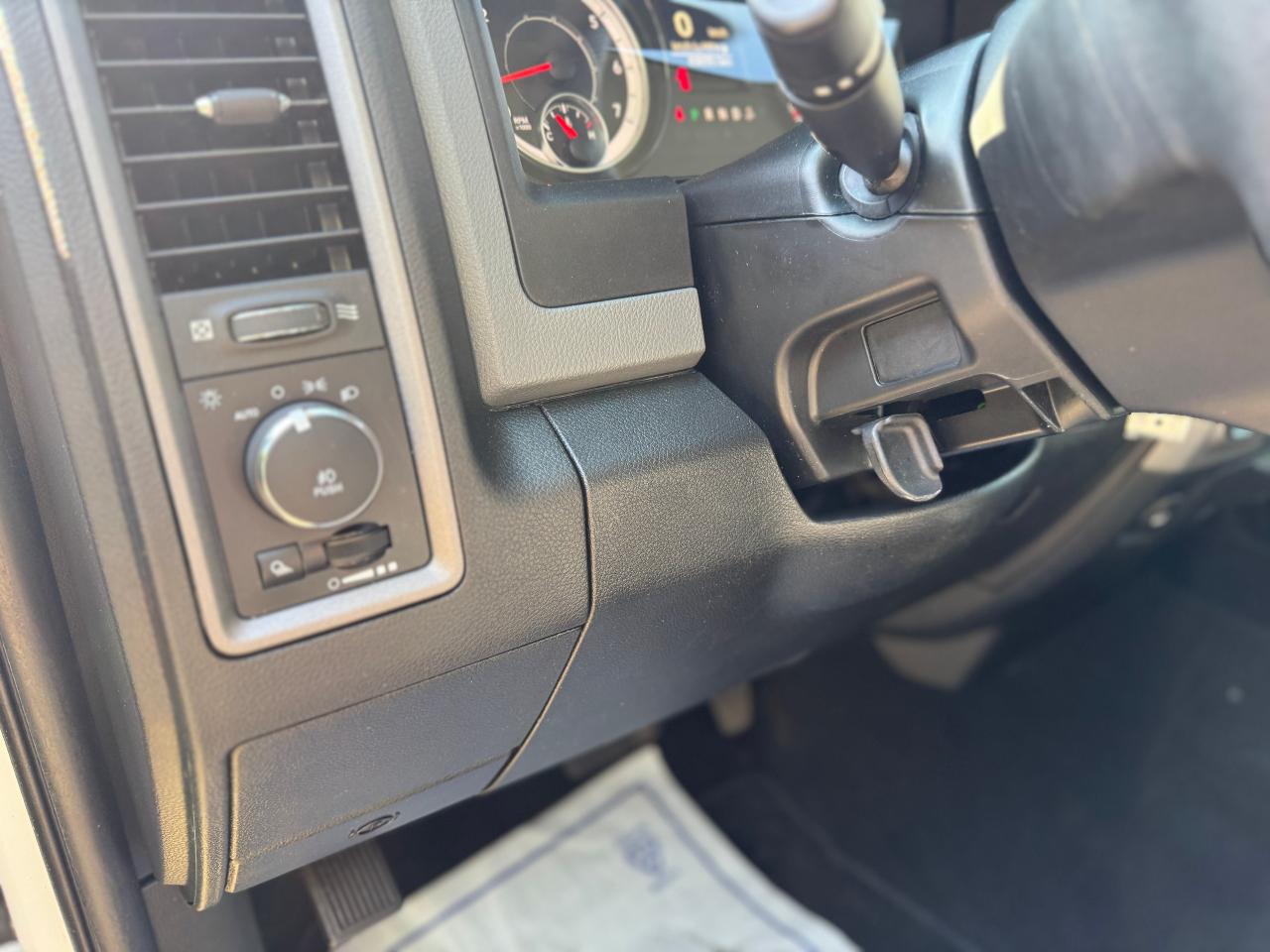 2019 RAM 1500 Classic EXPRESS 4X4 CREW CAB 5'7" BOX - Photo #9