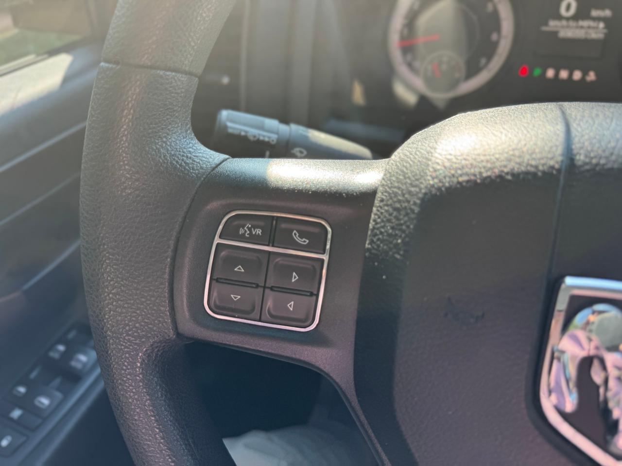 2019 RAM 1500 Classic EXPRESS 4X4 CREW CAB 5'7" BOX - Photo #11