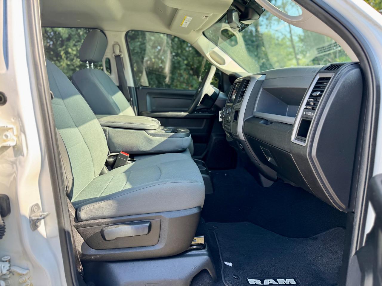 2019 RAM 1500 Classic EXPRESS 4X4 CREW CAB 5'7" BOX - Photo #19