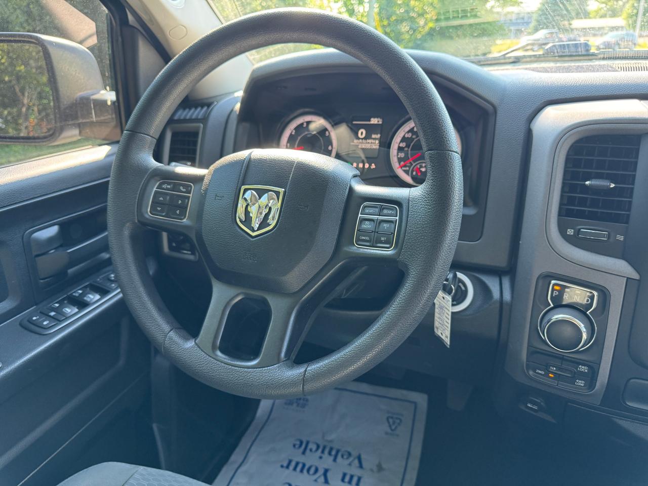 2019 RAM 1500 Classic EXPRESS 4X4 CREW CAB 5'7" BOX - Photo #10