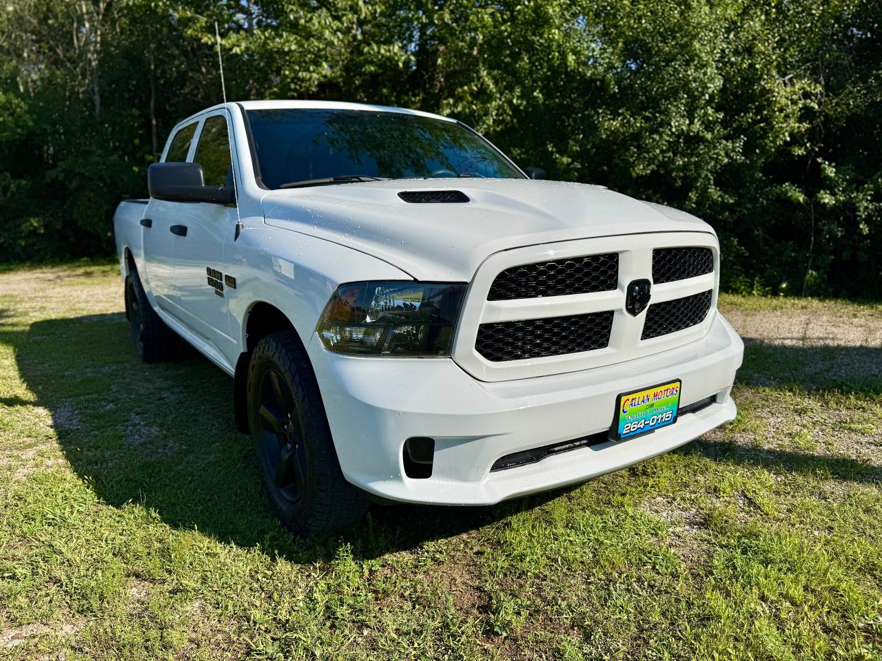2019 RAM 1500 Classic EXPRESS 4X4 CREW CAB 5'7" BOX - Photo #2