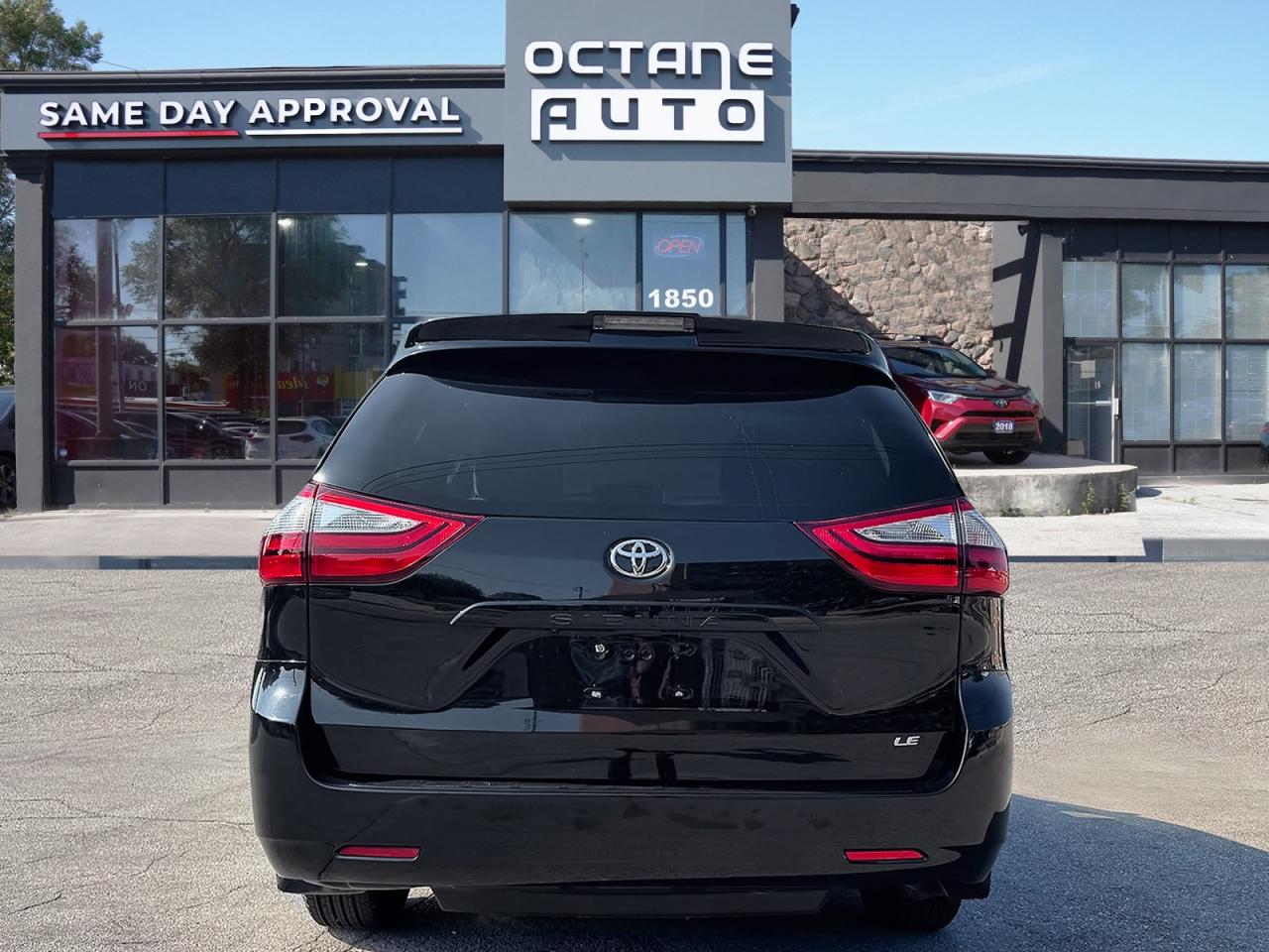 2018 Toyota Sienna LE 8-Passenger - Photo #5