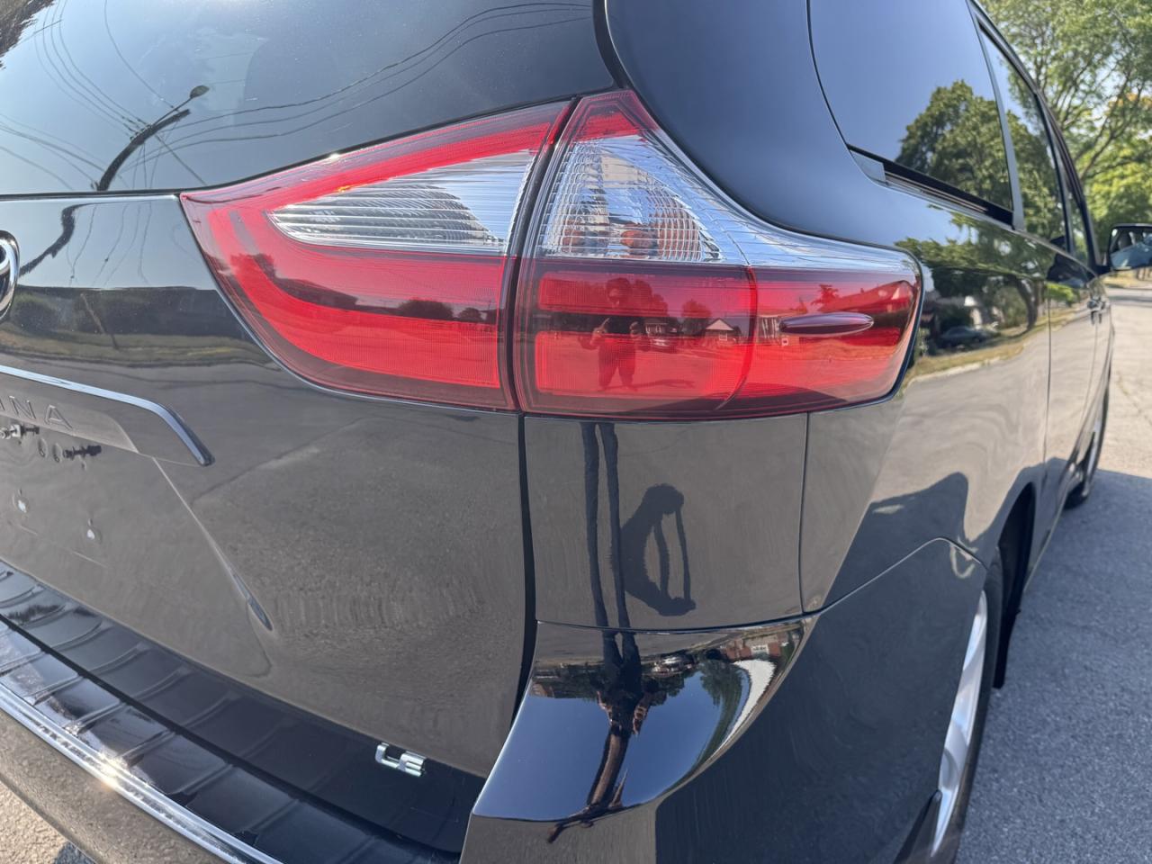 2018 Toyota Sienna LE 8-Passenger - Photo #9