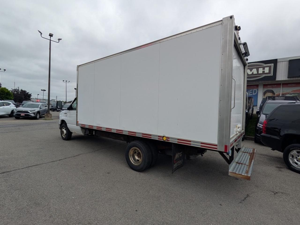 2014 Ford Econoline Commercial Cutaway Cutaway DRW 176 WB  **LOW KMS** Photo3