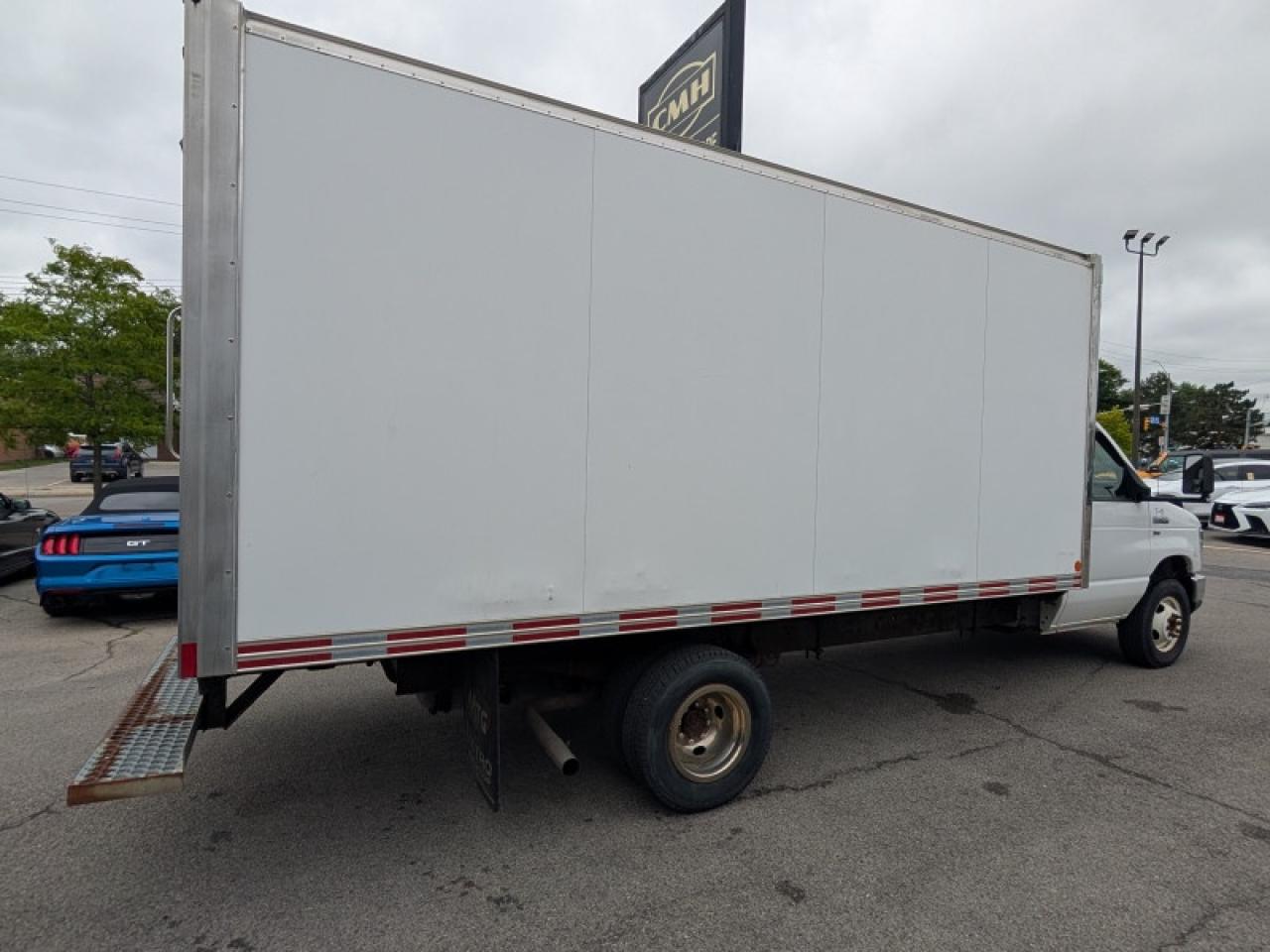 2014 Ford Econoline Commercial Cutaway Cutaway DRW 176 WB  **LOW KMS** Photo