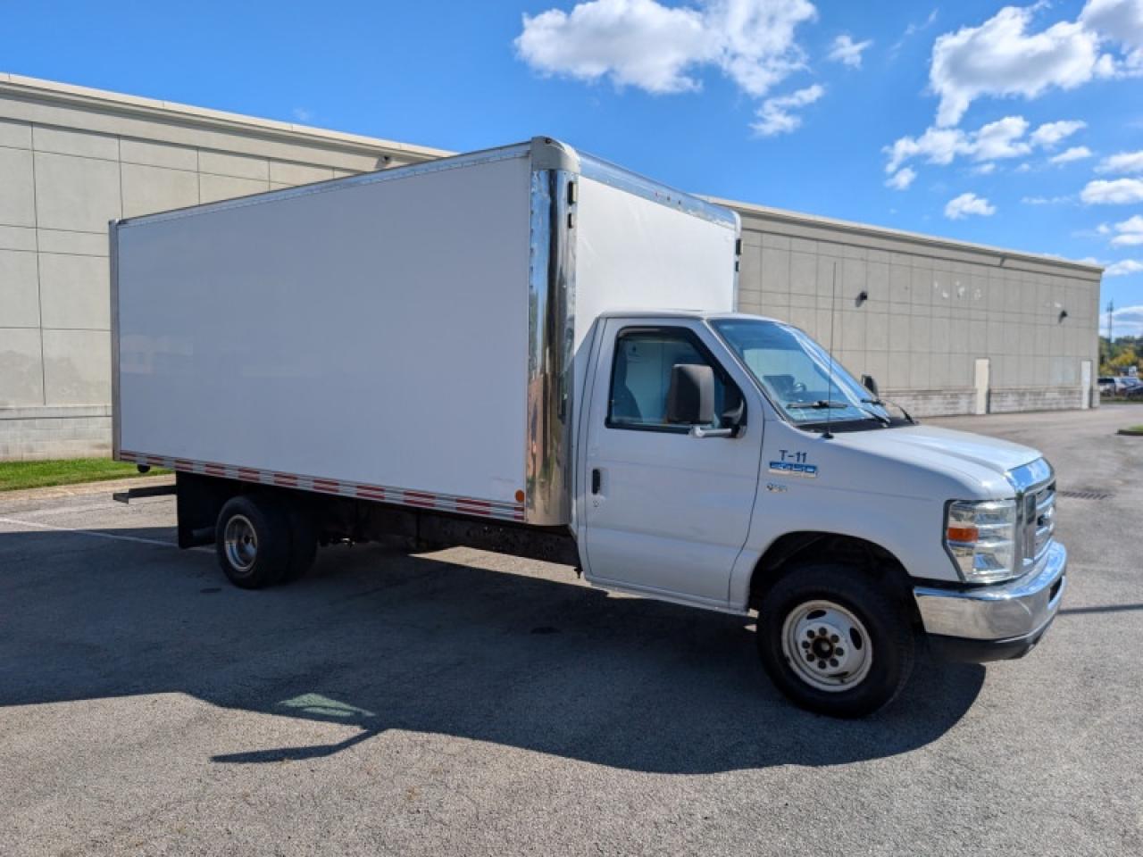 2014 Ford Econoline Commercial Cutaway Cutaway DRW 176 WB  **LOW KMS** Photo4