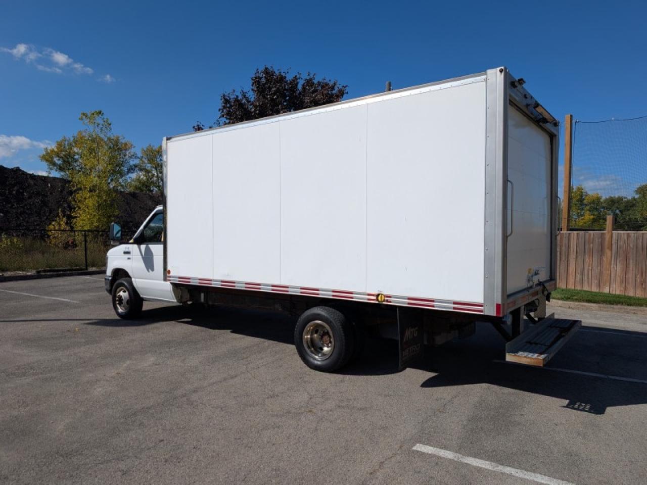 2014 Ford Econoline Commercial Cutaway Cutaway DRW 176 WB  **LOW KMS** Photo